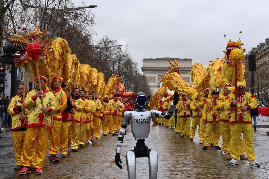 2月1日，在法国首都巴黎的香榭丽舍大街，由宇树科技及其法国代理INNOV8集团提供的机器人参加巡游活动。新华社记者张百慧摄